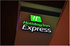 Holiday Inn Express London - Wimbledon South image 2